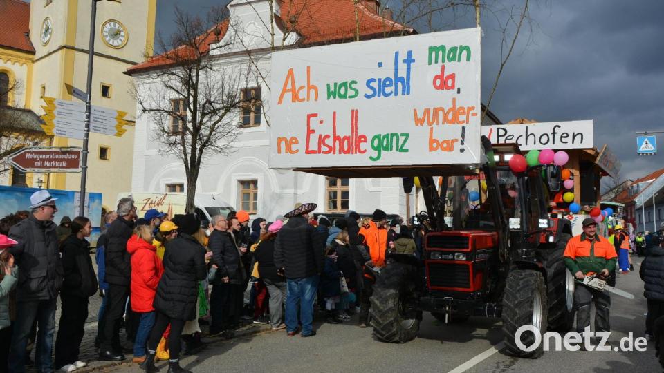 Die Feuerwehr Pechofen erinnerte an die Abholzaktion bei der Eishalle im Oktober vergangenen Jahres. Kommandant Thomas Zintl (rechts) trug passend zum Motto eine Motorsäge. Bild: jr