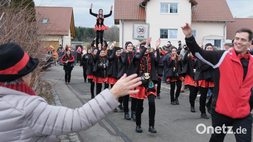 Mit einem lautstarken &quot;Seelau&quot; begrüßten die Garden der &quot;Seelania&quot; die Besucher des Faschingszuges. Bild: Hirsch