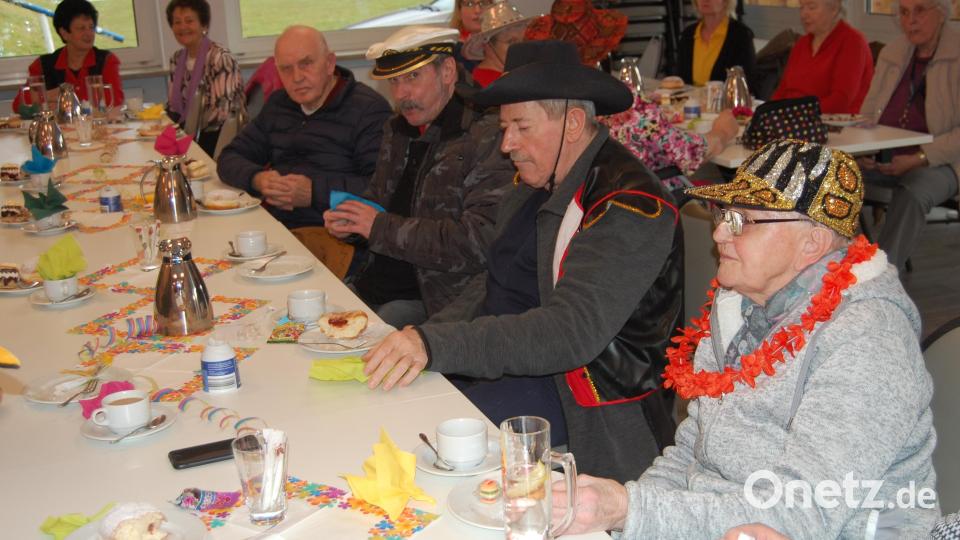 Die meisten Gäste beim Altenstädter Seniorenfasching in der Sportgaststätte &quot;d´Wirtschaft&quot; sind maskiert. Bild: sm