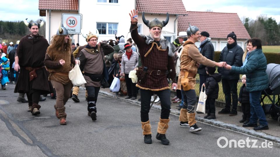 Die Wikinger aus dem Steinberger Gemeinderat blieben friedlich und verteilten Geschenke. Bild: Hirsch