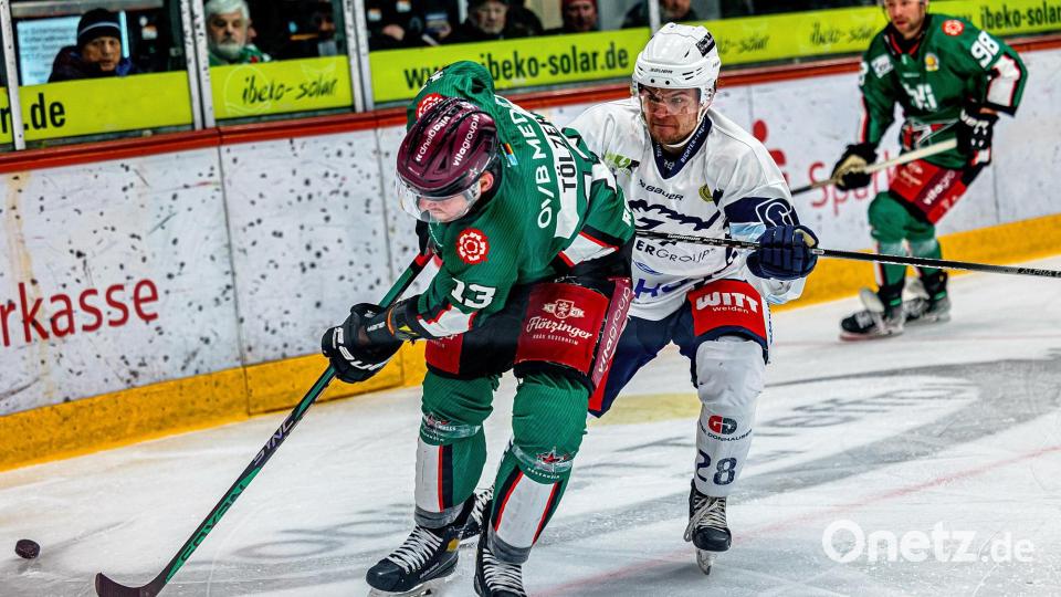 Roman Kechter (rechts) im Zweikampf. Bild: Werner Moller