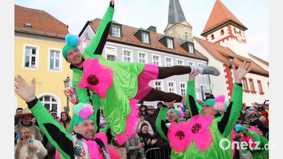 Für Akrobatik am Marktplatz sorgten die Fastnachtfreunde des TV Rehau. Bild: kro