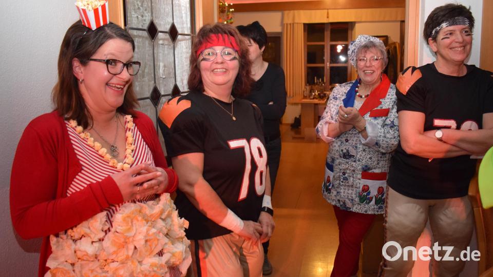 Die Organisatorinnen hatten gut lachen: Der Weiberfasching war ein toller Erfolg. Bild: bnr