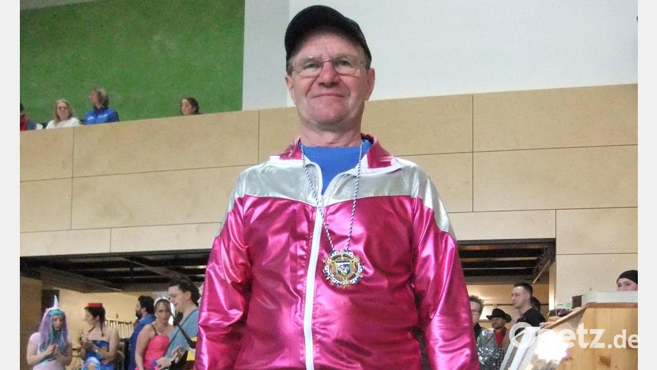 Schorsch Roth wie er leibt und lebt. Bei der Veranstaltung wurde ihm der Faschingsorden aufgrund der 25 Jahre seines Engagement für die Laufsparte und somit für die Kinder verliehen. Bild: gm