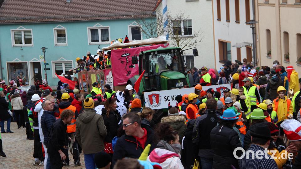 1.000 Besucher säumen die Straßen, als sich der Gaudiwurm durch Dumba schlängelt. Bild: lep