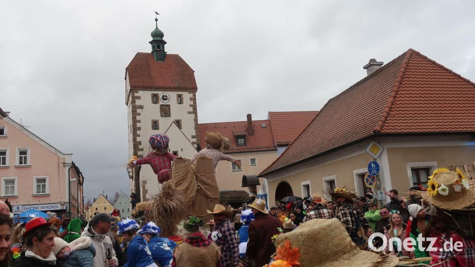 Die Vogelscheuchen umarmen den Vogelturm: Im Vilsecker Fasching geht alles. Bild: Rosi Hasenstab