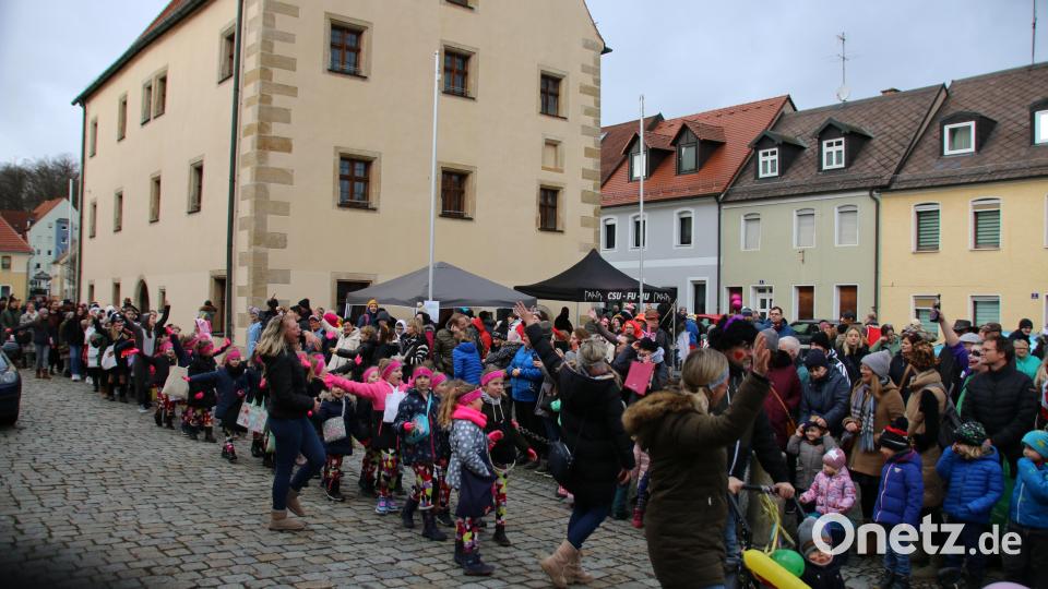 Hundert Kids mitsamt ihren Eltern zogen um Rathaus und Marktplatz. Bild: sne