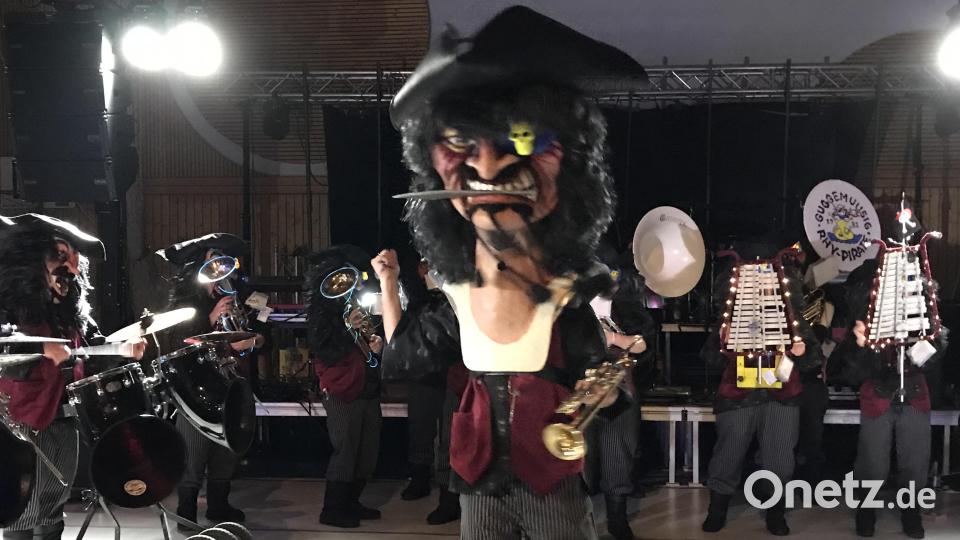Schaurig-schön faszinierten die Schweizer mit ihren Larven und der Guggenmusik. Bild: mma