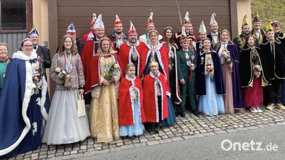 Vor dem Umzug stand die Ordensverleihung an. Die Tollitäten der befreundeten Faschingsgesellschaften erhielten alle Orden. Bild: exb, IG Faschingszug
