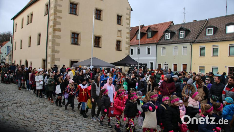 Hundert Kids mitsamt ihren Eltern zogen um Rathaus und Marktplatz Bild: sne