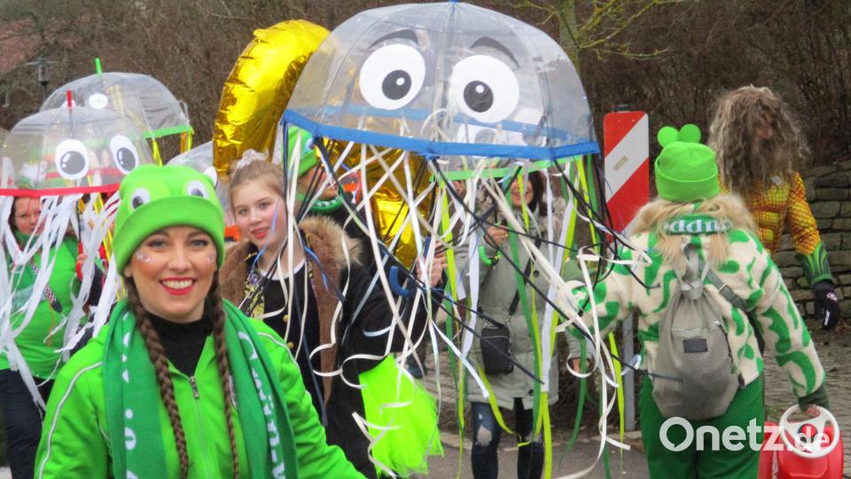 Sie haben gut lachen. Unterm Schirm kann kommen was da wolle. Bild: bnr