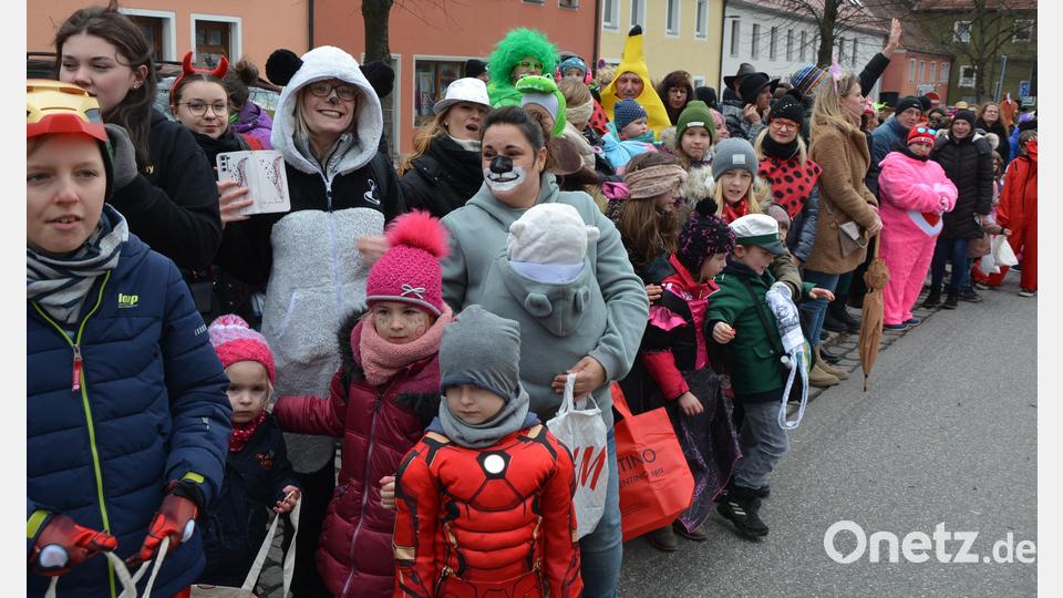 Dicht gedrängt standen die Zuschauer am Straßenrand. Bild: jr