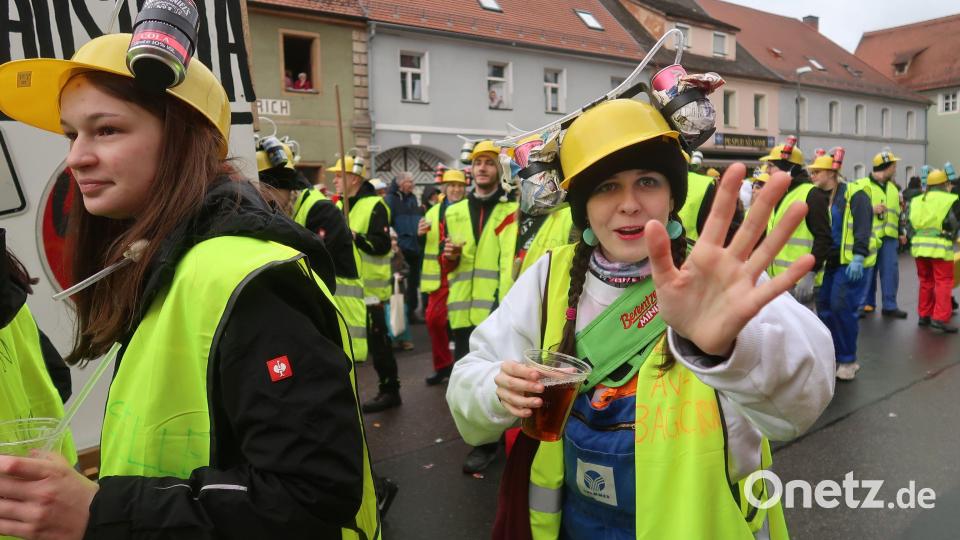 Die Landjugend Schlicht hilft auf den Vilsecker Baustellen. Vielleicht geht&#039;s dann ja schneller? Bild: Rosi Hasenstab