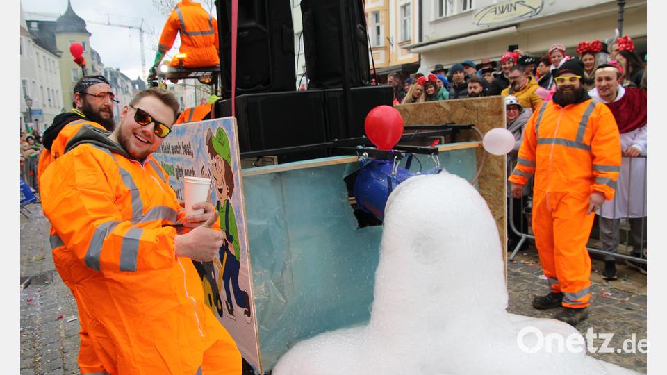Löschschaum als Mittel gegen Blockaden von Aktivisten präsentierte das „Straßenräumkommando Dörflas“, dargestellt vom Burschenverein Dörflas. Bild: kro