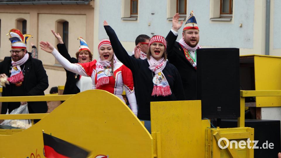 Die Eschenbacher Faschingsgesellschaft hoch oben auf ihrem Wagen. Bild: lep