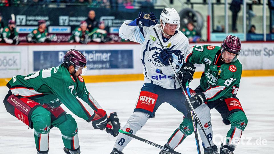 Neal Samanski (Mitte) wird hart bedrängt. Bild: Werner Moller