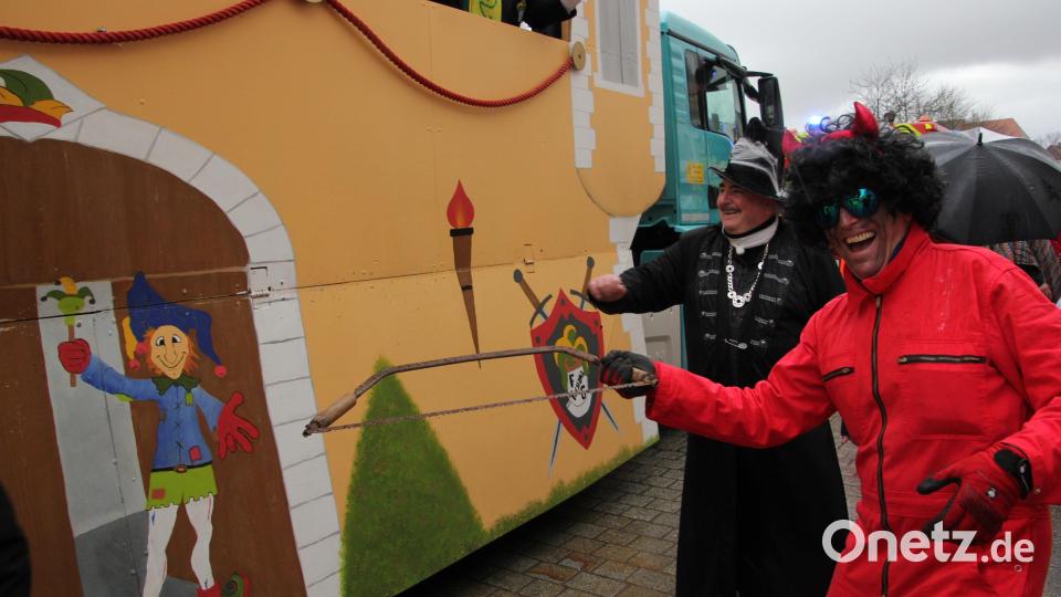 Bürgermeister Franz Stahl und sein Stellvertreter Peter Gold sägen am Prinzenwagen der Tursiana. Klaus Behnke (oben) ist ganz entsetzt. Aber es war nur Spaß - ja so ist Fasching! Bild: kro