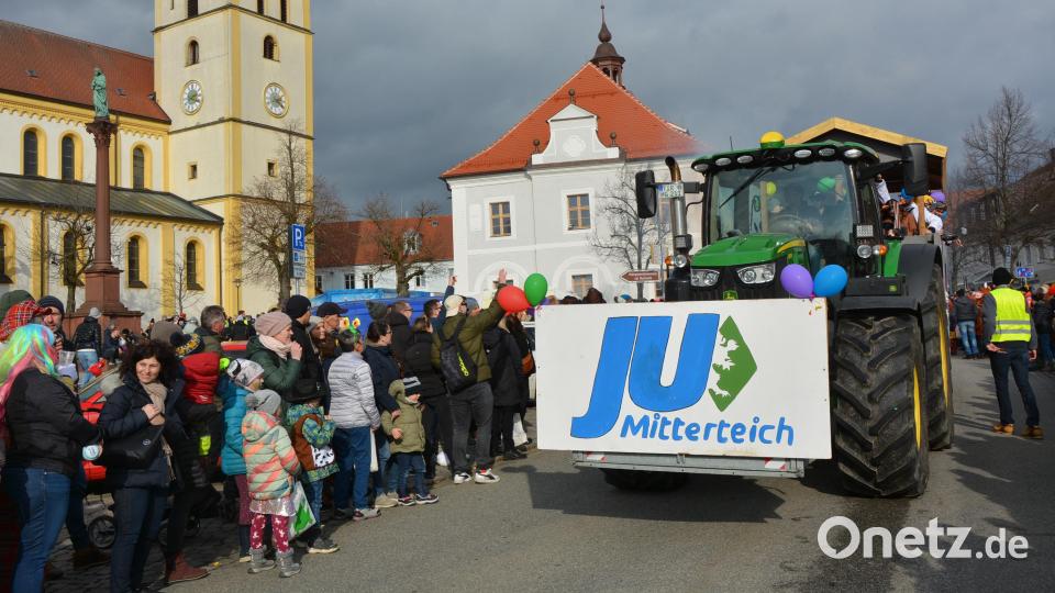 Mit einem Wagengespann war auch die Junge Union Mitterteich dabei. Bild: jr
