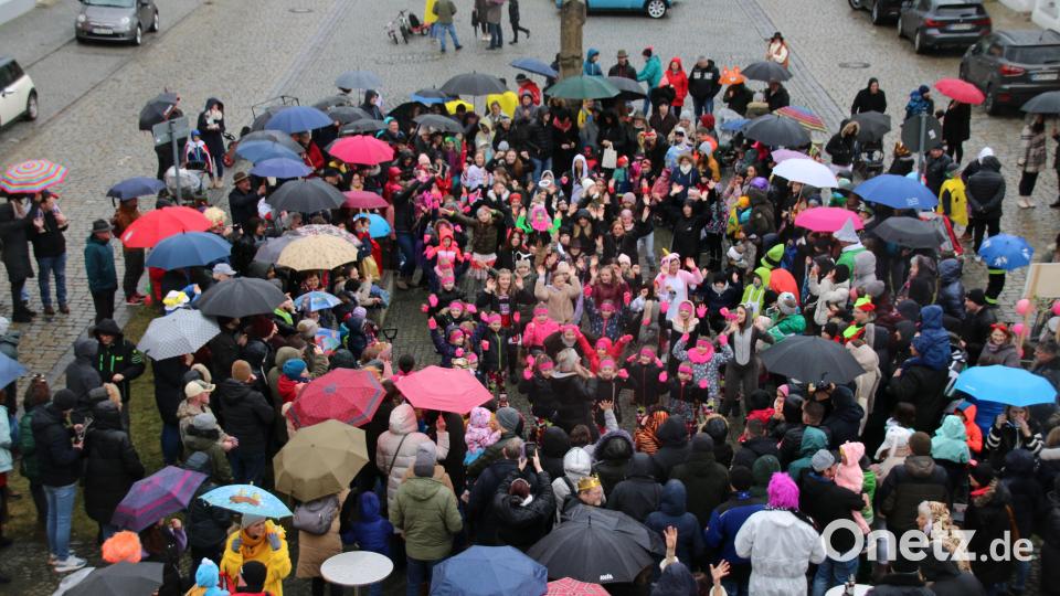 Die Tänzerinnen der SV Grafenwöhr boten zwei tolle Tanzeinlagen. Bild: sne