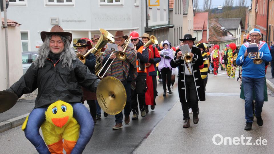 &quot;Dauerbrenner&quot; beim Tirschenreuther Faschingszug, die Grenzlandbuam Bärnau mit ihrem Dirigenten Günther Freundl. Bild: kro
