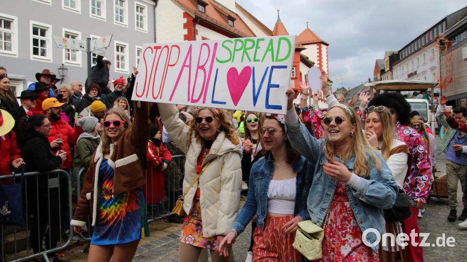 Die Q12 des Otto-Hahn-Gymnasiums mit einer klaren Botschaft. Bild: kro
