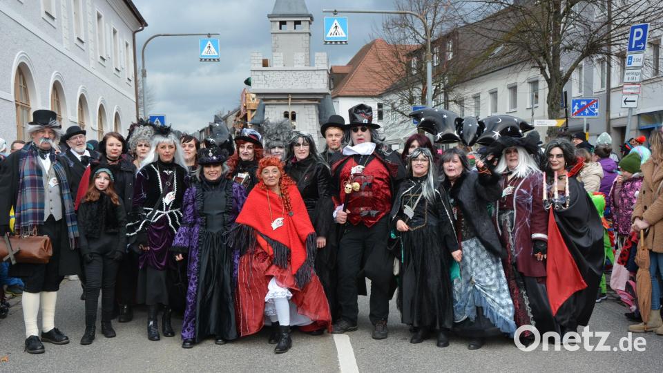 &quot;Tanz der Vampire&quot; lautet das neue Motto der Gruppe &quot;Gaudipower&quot;. Dazu hatte die Truppe sogar eine kleine Burg gebaut. Bild: jr