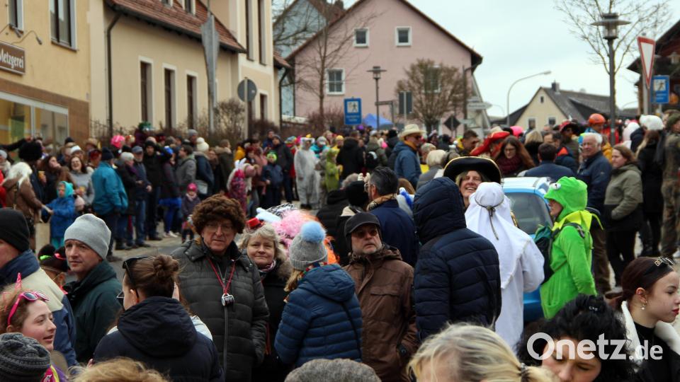 Ungewöhnlich viele Zuschauer säumten trotz heftigem Wind die Straßen. Bild: lep