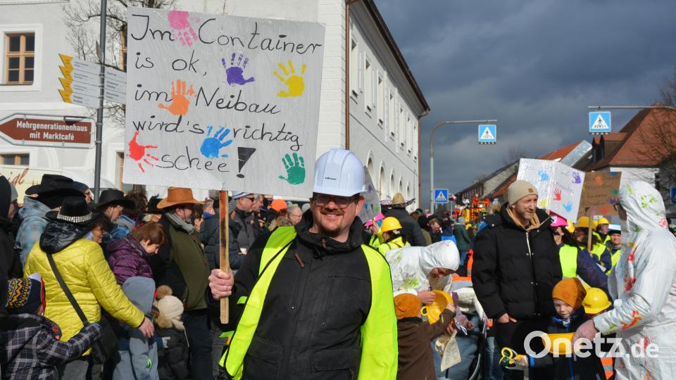 Baustellengerecht kostümiert war die Gruppe des Kinderhauses Purzelbaum. Die Teilnehmer brachten die Vorfreude auf den Neubau zum Ausdruck. Bild: jr