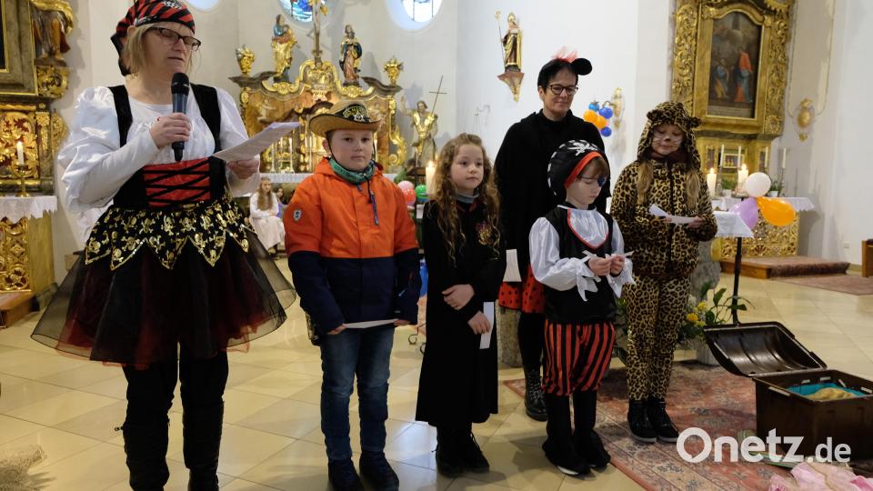 Kostümiert und maskiert die vielen Kinder beim Faschingsgottesdienst. Bild: le