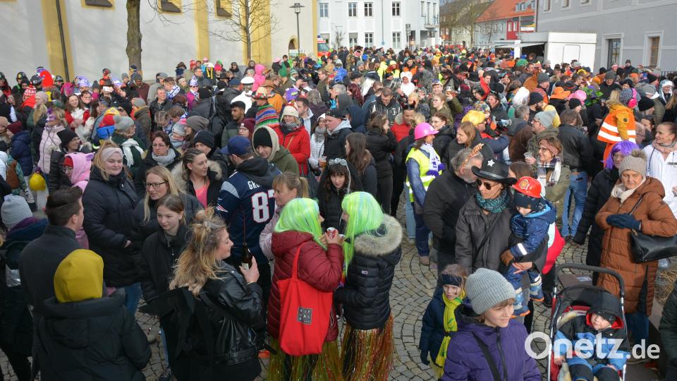 Eine große Menschenmenge versammelte sich nach dem Gaudiwurm auf dem Kirchplatz, wo noch eine Faschingsparty stieg. Bild: jr