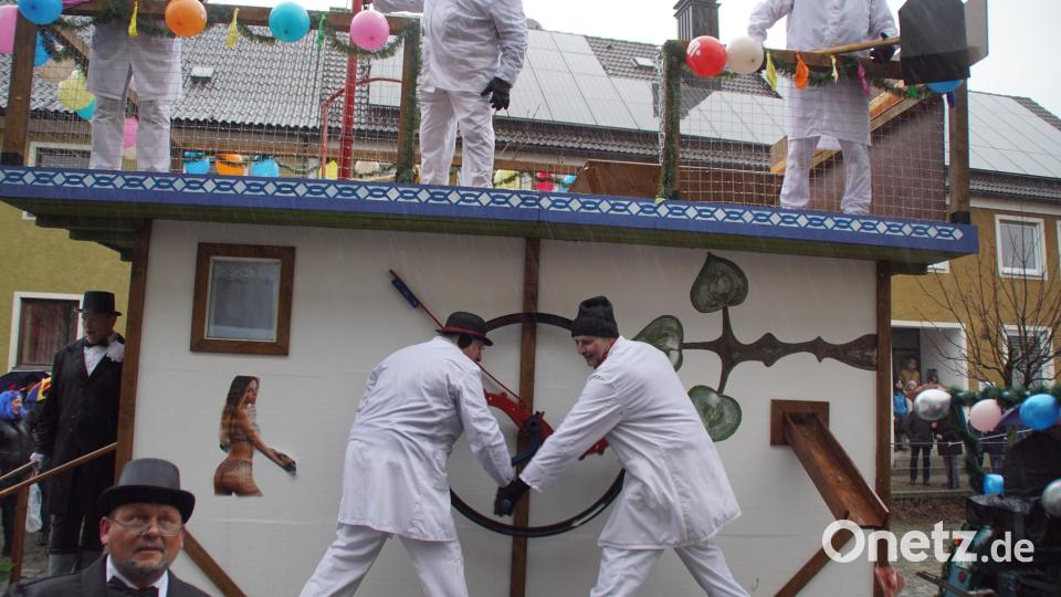 Per Hand wurde das Mahlwerk in Gang gesetzt. Bild: mmj