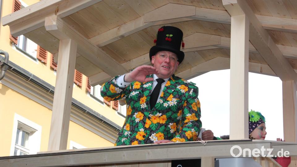 Oberbürgermeister Oliver Weigel als &quot;Blumenkönig&quot;. Bild: kro