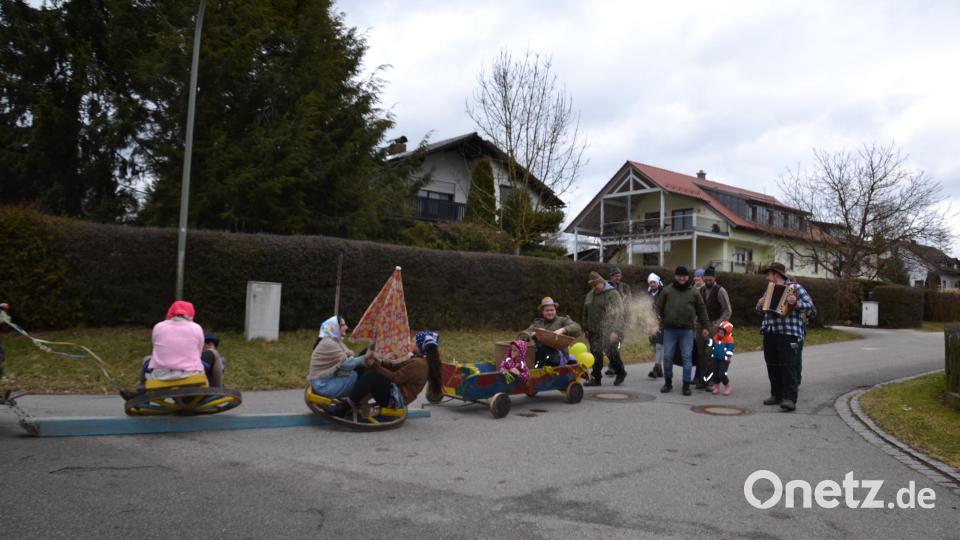 Der Faschingsverein Etzgersrieth ackert mit viel Gaudi und Spaß die „Fosnacht“ aus. Bild: gi