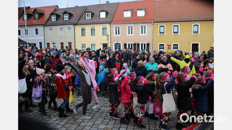 Hundert Kids mitsamt ihren Eltern zogen um Rathaus und Marktplatz Bild: sne