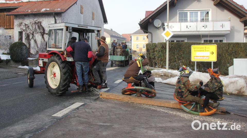 Der Drehpflug wird von vier Burschen mit rußgeschwärzten Gesichtern bewegt, und es geht im wahrsten Sinne des Wortes &quot;rund&quot;. Bild: frd