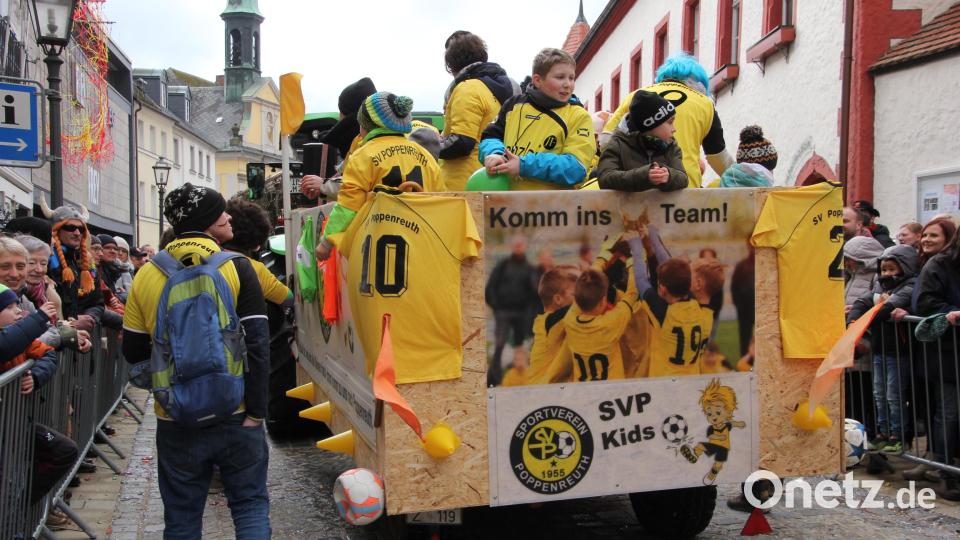 Mit dem Motto „Komm ins Team“ warb der SV Poppenreuth beim Narrenzug um Nachwuchs. Bild: kro