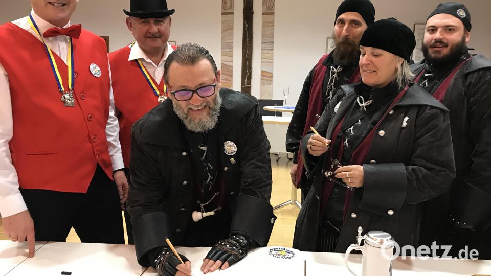 Natürlich mussten sich die Guggenmusiker auch im Goldene Buch des Marktes verewigen. Bild: mma