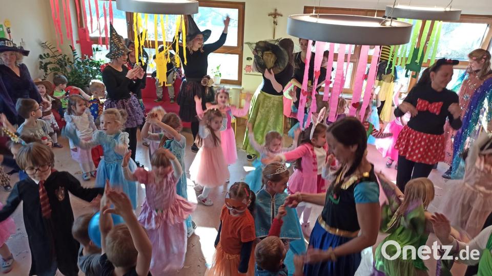 Gemeinsam tanzen die Kinder aus Pilsen und vom Neunkirchener Kindergarten in den Fasching. Damit ist nach der coronabedingten Pause endlich wieder ein Treffen der Partnerkindergärten möglich. Bild: Mariella Säckl