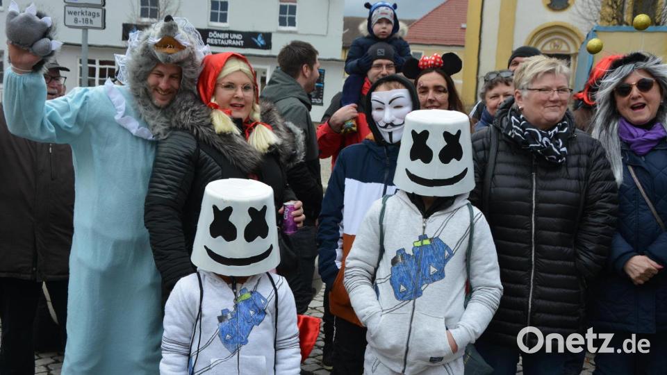 Gut gelaunte Besucher am Straßenrand. Viele von ihnen trugen fantasievolle Kostüme. Bild: jr