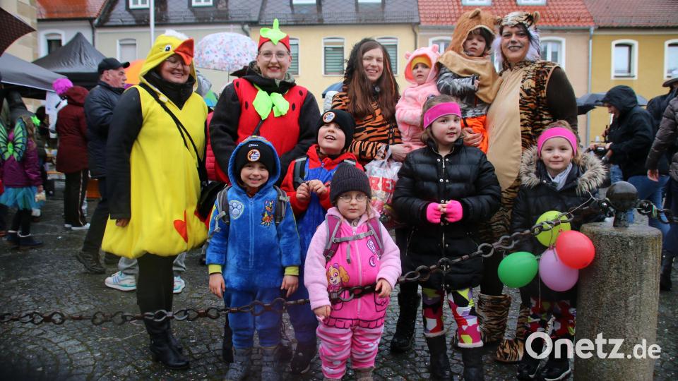 Kinder und Eltern haben sich für den Kinderfaschingszug herausgeputzt. Bild: sne