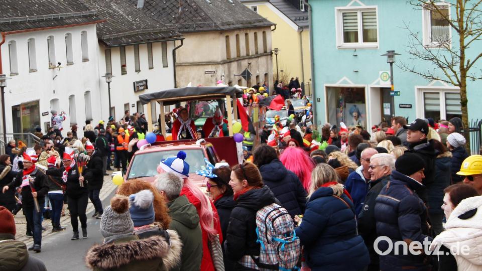 Der Wagen der Kirchenthumbacher Tollitäten kam gleich nach der Blaskapelle. Bild: lep