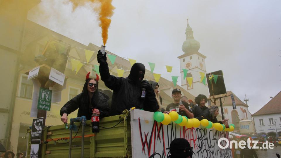 Furchterregend: Bengalos am Marktplatz. Kritik an der WM in Katar. Bild: kro