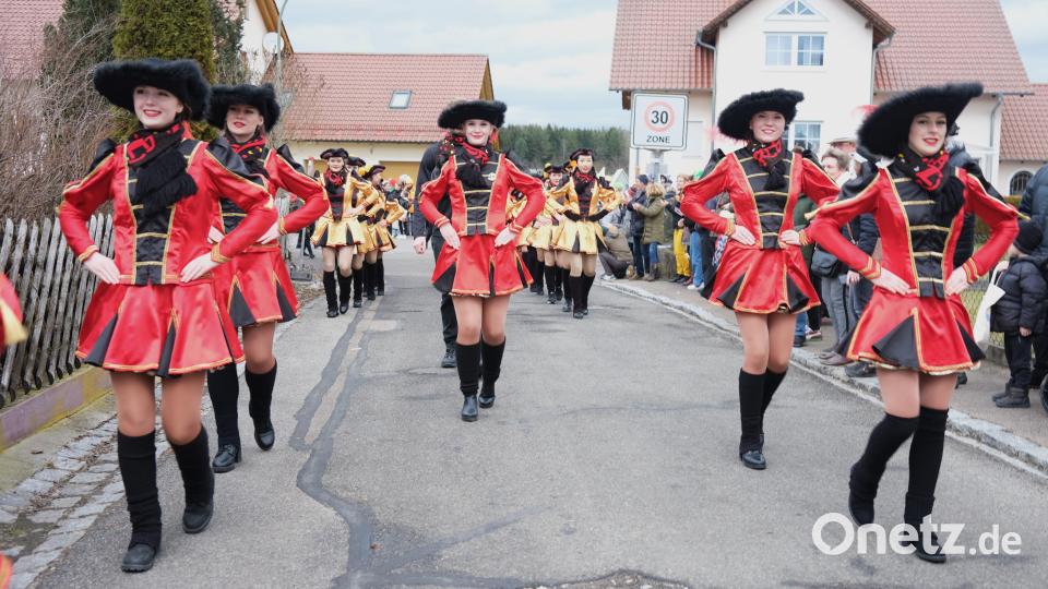 Fesche Gardemädchen sorgten beim Steinberger Faschingszug für einen Farbtupfer. Bild: Hirsch