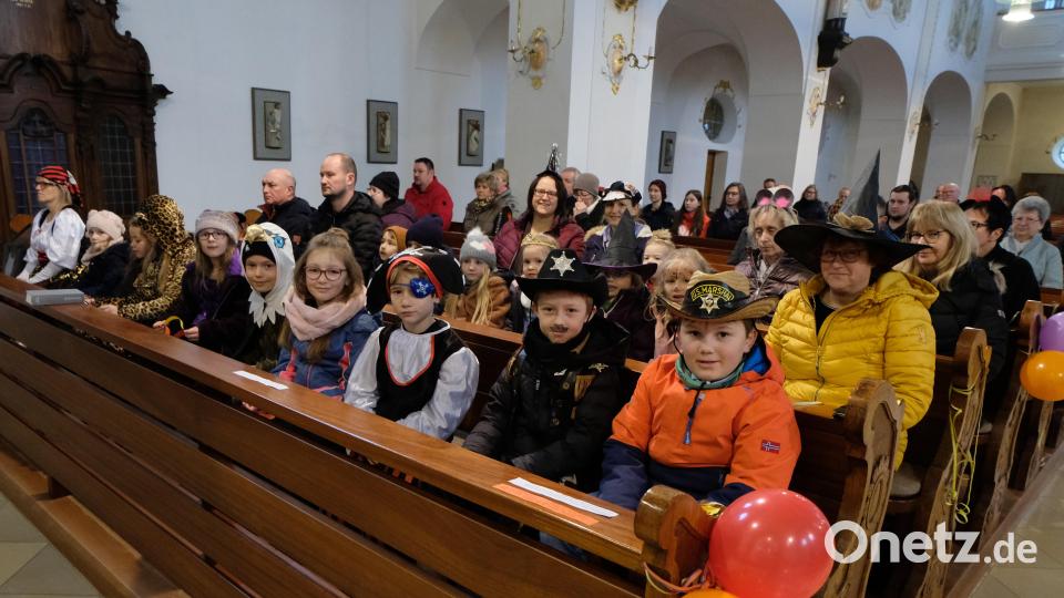 Kostümiert und maskiert die vielen Kinder beim Faschingsgottesdienst. Bild: le