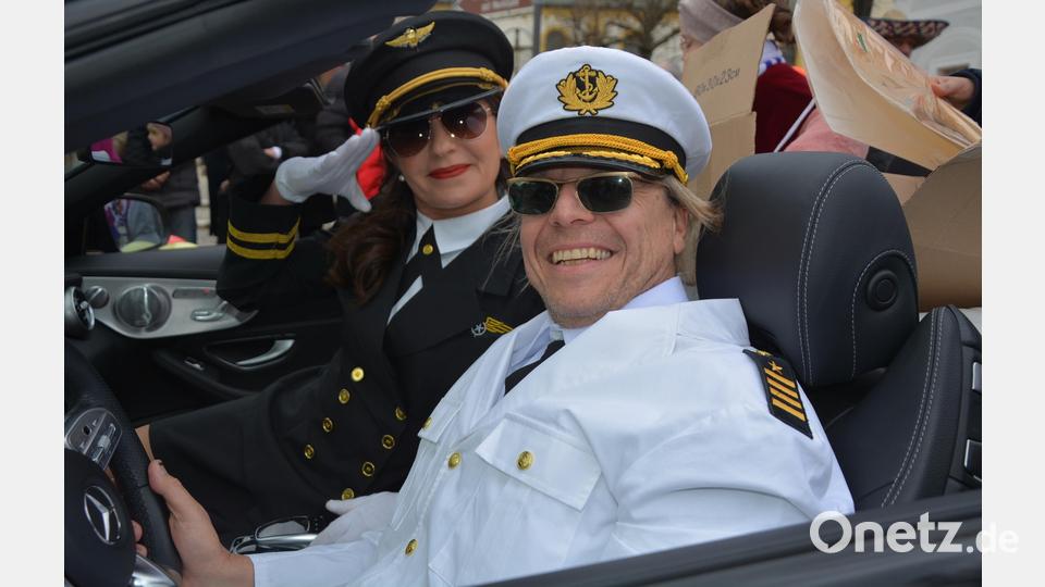 Stadtrat Wolfgang Karbstein am Steuer eines Cabrios, daneben seine Frau Nermin. Bild: jr
