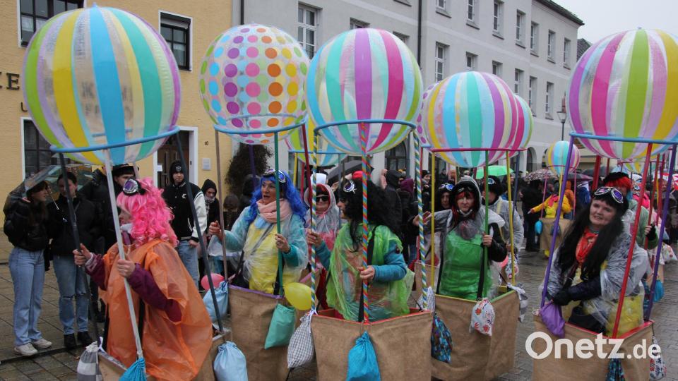 Die Tirschenreuther Linedancerinnen setzten sich als Heißluftballonfahrerinnen toll in Szene. Bild: kro