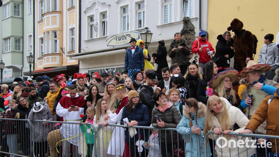 Viele Zuschauer säumten beim Rawetzer Narrenzug die Straßenränder. Bild: kro