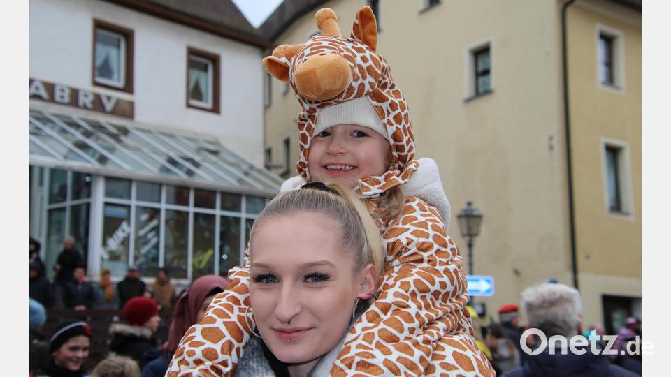 Spaß hatten beim Narrenzug auch diese beiden. Bild: kro