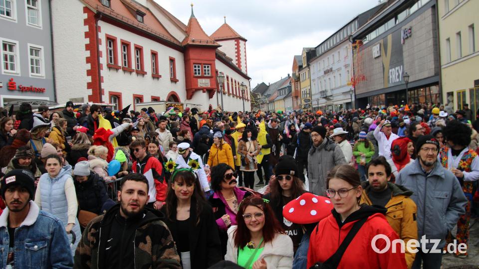 In der Marktredwitzer Innenstadt war am Samstag beim Rawetzer Narrenzug mächtig was los. Bild: kro