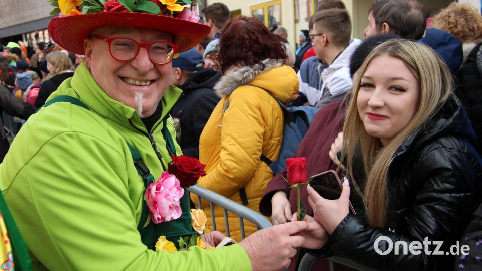Stadtrat und Gärtnermeister Martin Gramsch verteilt Blumen. Bild: kro